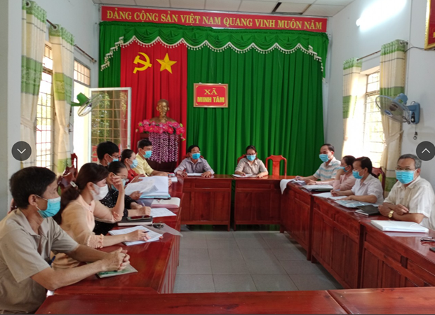Thành viên Ban Đại diện Hội đồng quản trị Ngân hàng Chính sách xã hội huyện Hớn Quản kiểm tra, giám sát hoạt động tín dụng chính sách trên địa bàn xã Minh Tâm.