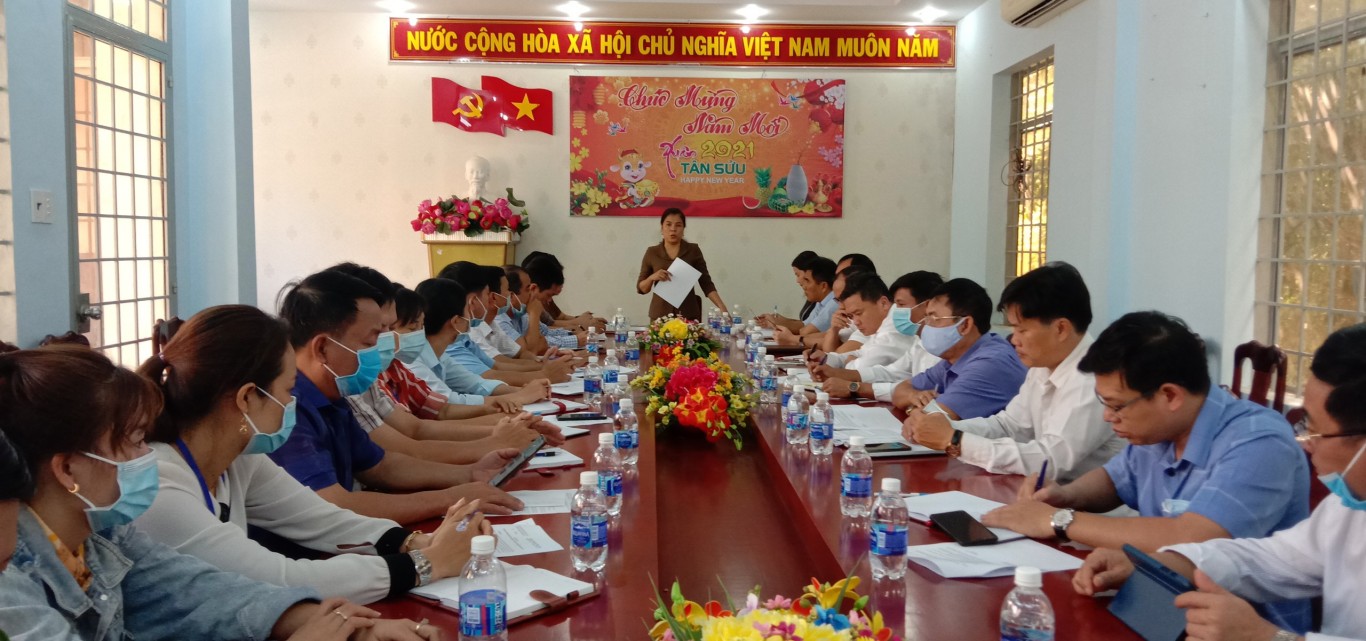 Đồng chí Nguyễn Thị Xuân Hòa, TUV, Bí thư Huyện ủy làm việc với BTV xã Tân Quan