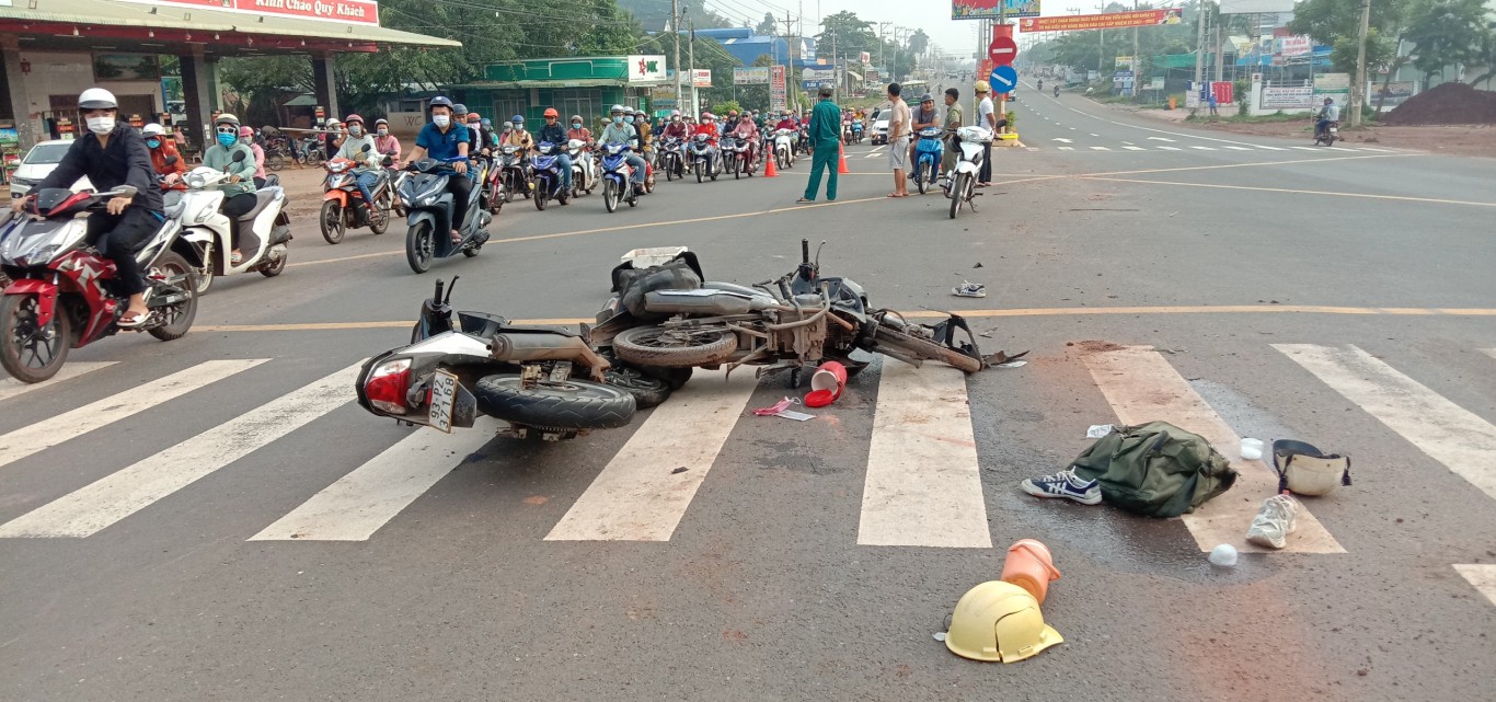 Hớn Quản: Xe máy tốc độ cao tông xe máy qua đường, 3 người bị thương nặng