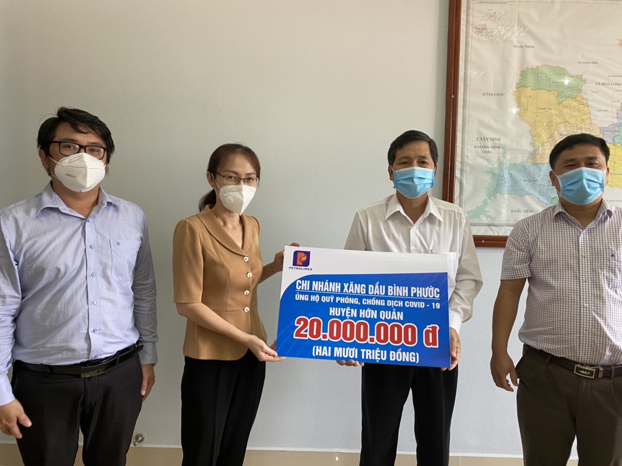 Chi nhánh xăng dầu Bình Phước ủng hộ Hớn Quản 20 triệu đồng công tác phòng, chống dịch COVID-19