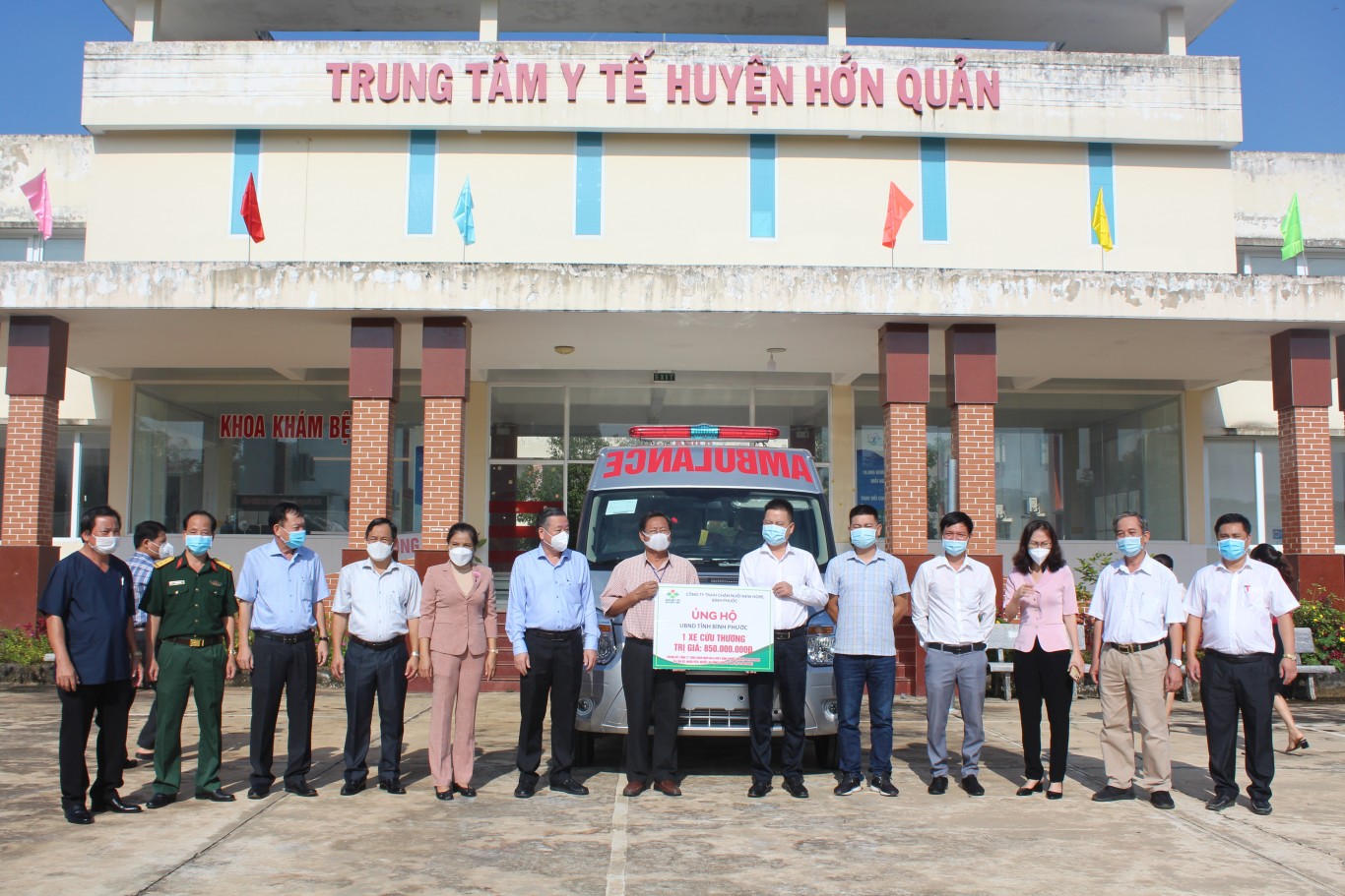 Công ty Chăn nuôi New Hope Bình Phước Trao tặng xe cứu thương và bình chứa ô xy lỏng hỗ trợ công tác phòng chống dịch Covid-19 tại huyện Hớn Quản