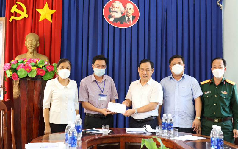 Phó CT HĐND tỉnh Lê Hoàng Lâm trao quà cho Ban chỉ đạo Phòng chống dịch xã Thanh An