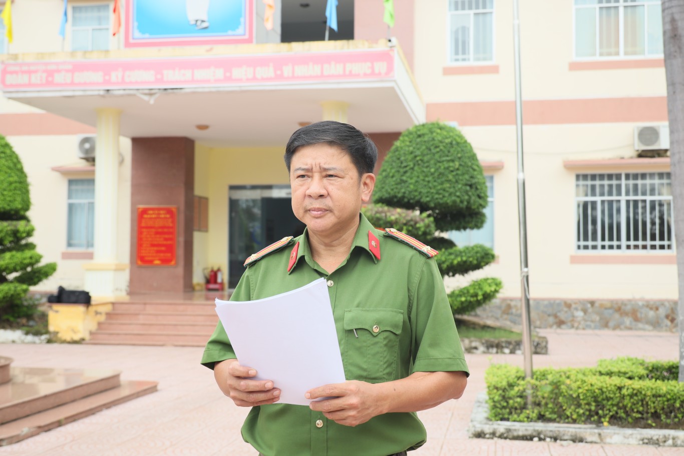 Trung tá Hồ Thu, Phó trưởng Công an huyện triển khai tại lễ ra quân