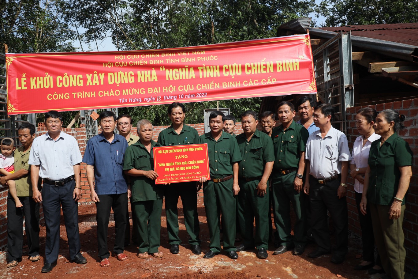 Chủ tịch Hội CCB huyện Nguyễn Đức Huân trao bảng tượng trưng cho gia đình ông Nguyễn Văn Minh