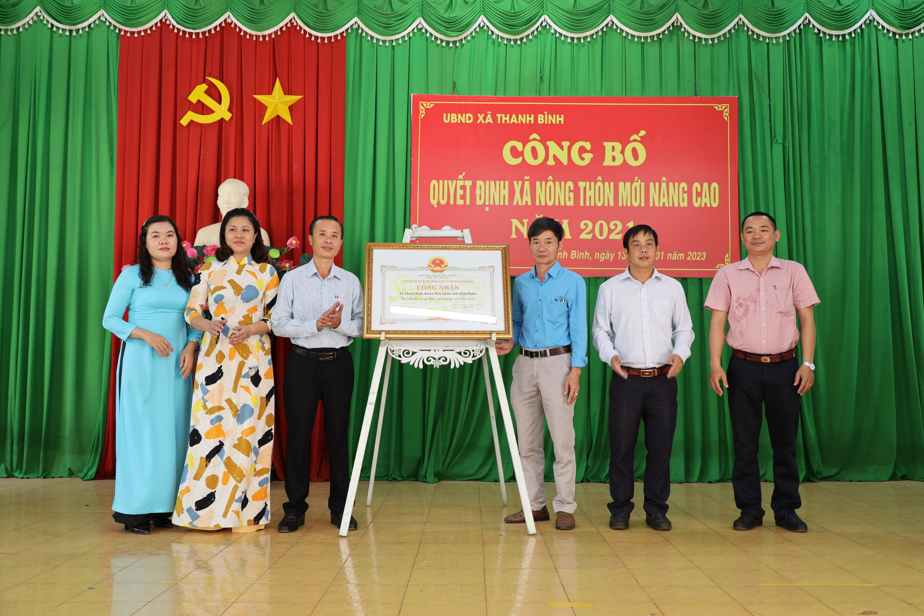 ông Trần Hiển, Phó Trưởng phòng Nông nghiệp huyện trao Quyết định công nhận xã đạt chuẩn NTM nâng cao cho xã Thanh Bình