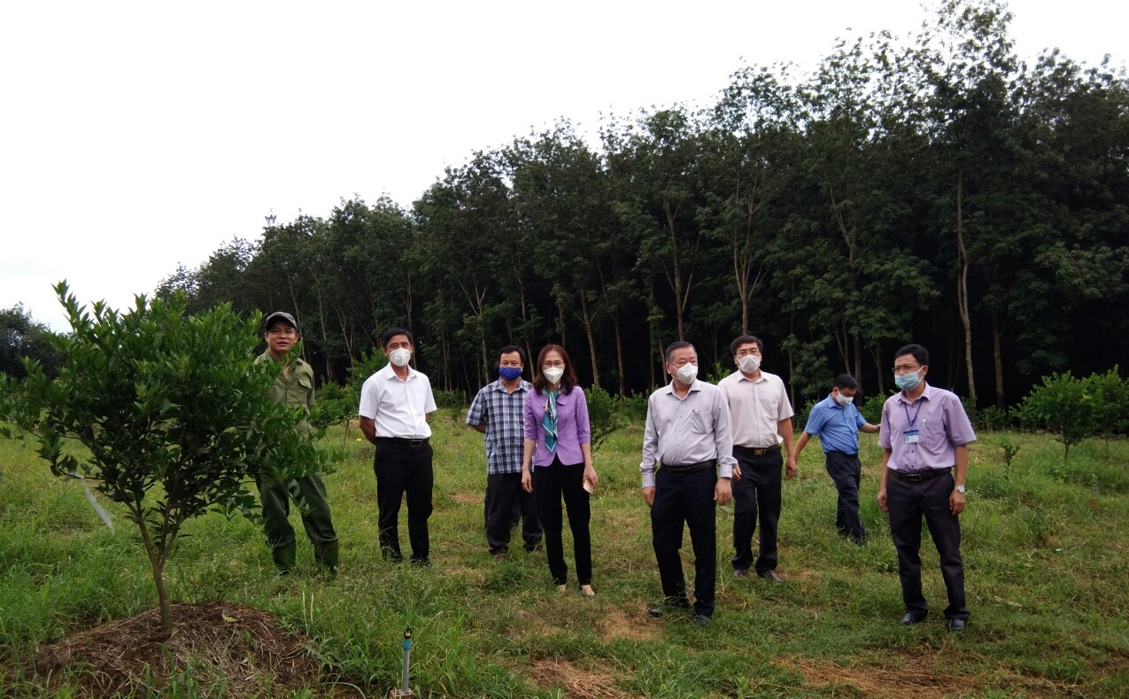 PCT UBND tỉnh - Huỳnh Anh Minh và CT UBND huyện Phan Thị Kim Oanh kiểm tra Thủy điện Snok Phú Miêng xả lũ tại xã Thanh An ngày 25/10/2021