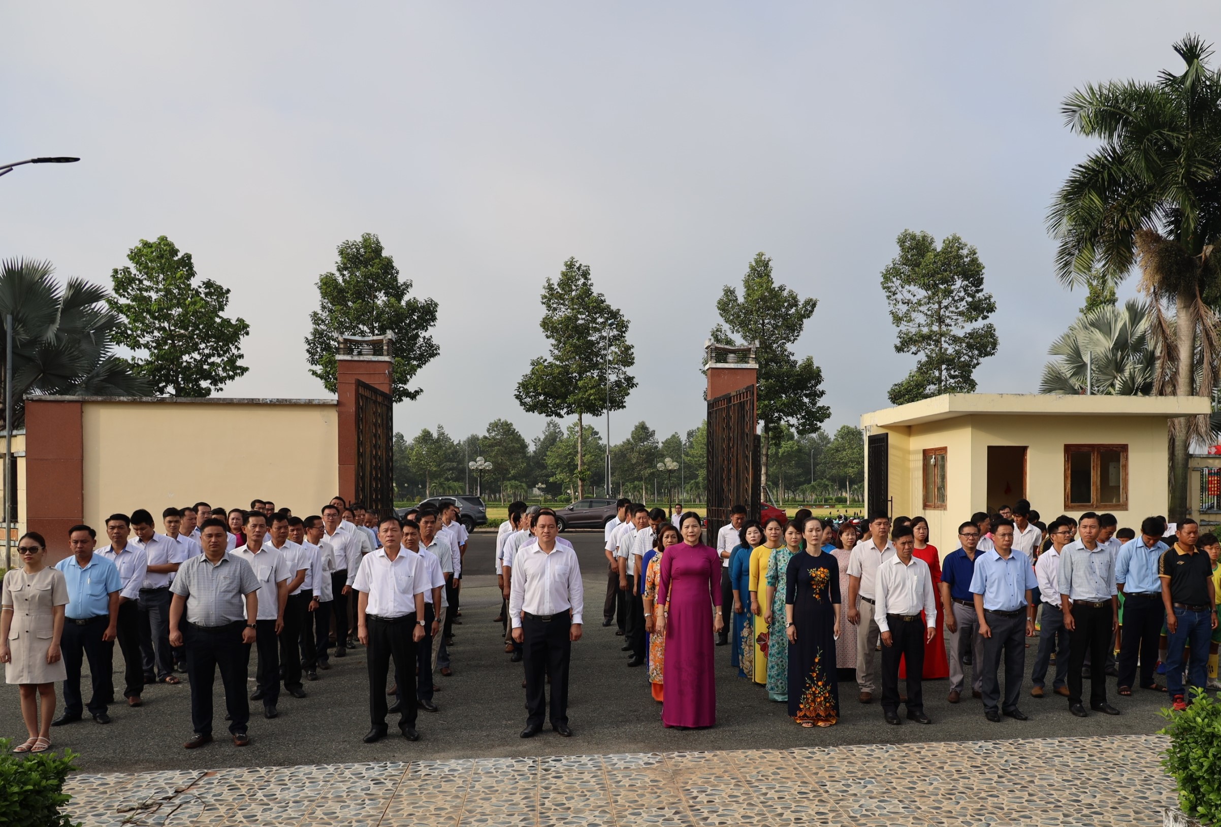 Đội ngũ cán bộ, công chức, viên chức huyện dự buổi chào cờ đầu tháng tại sân UBND huyện Hớn Quản.