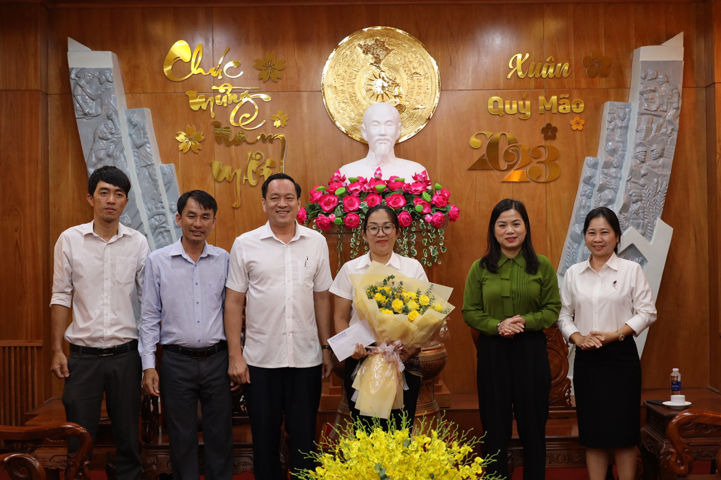 Lãnh đạo huyện Hớn Quản tặng hoa chúc mừng đoàn Đại biểu tham dự Đại hội nông dân tỉnh
