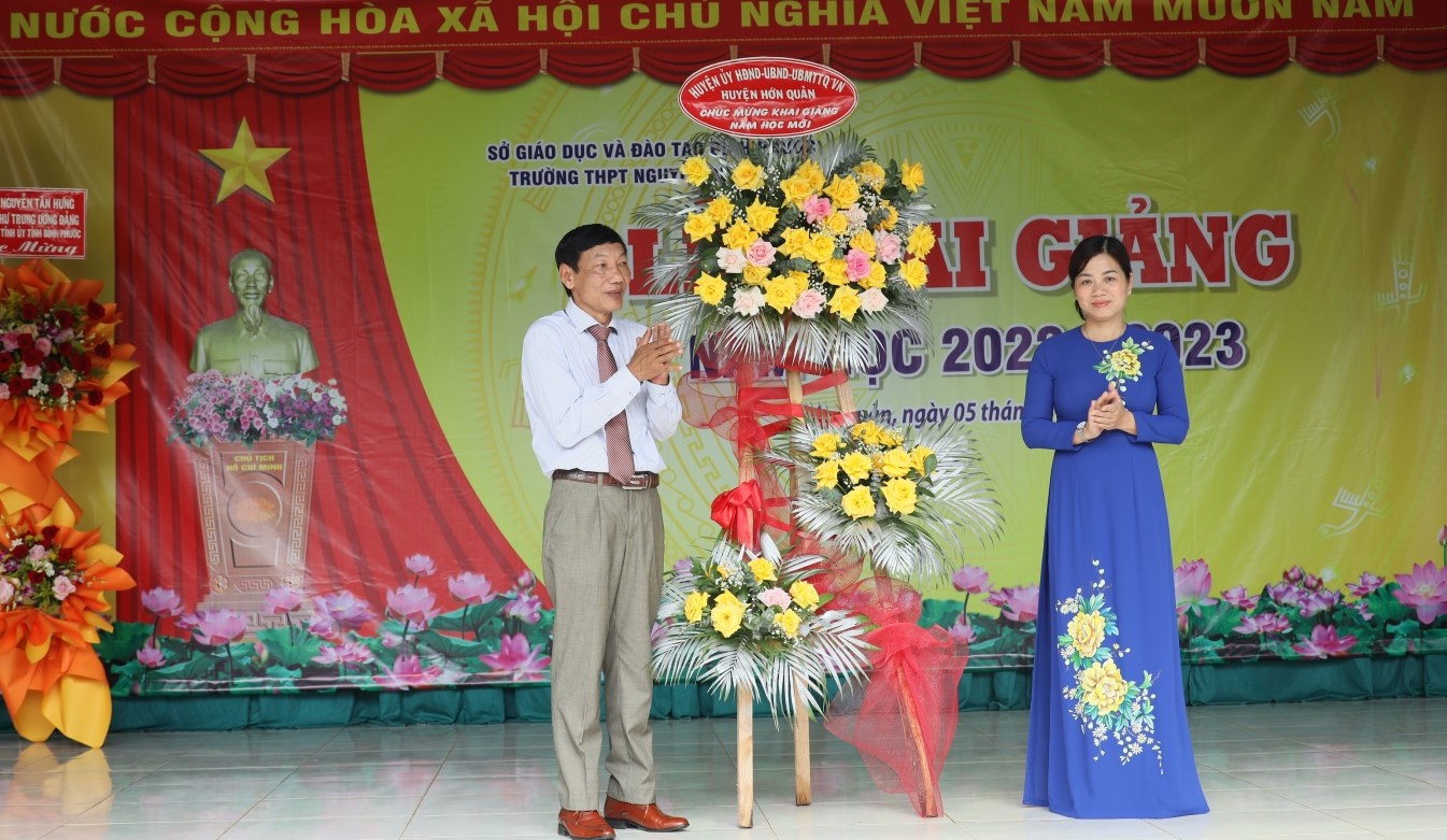 TUV Bi thư Huyện ủy Hớn Quản Quách Thị Ánh, tặng hoa chúc mừng thầy, cố Trường THPT Nguyễn Hữu Cảnh, khai giảng năm học 2022 - 2023