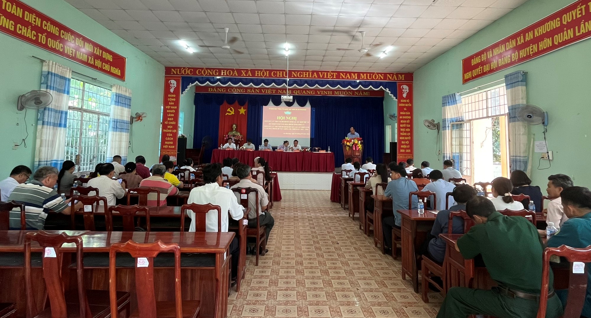 Quang cảnh buổi tiếp xúc cử tri đại biểu HĐND tỉnh, huyện tại xã An Khương