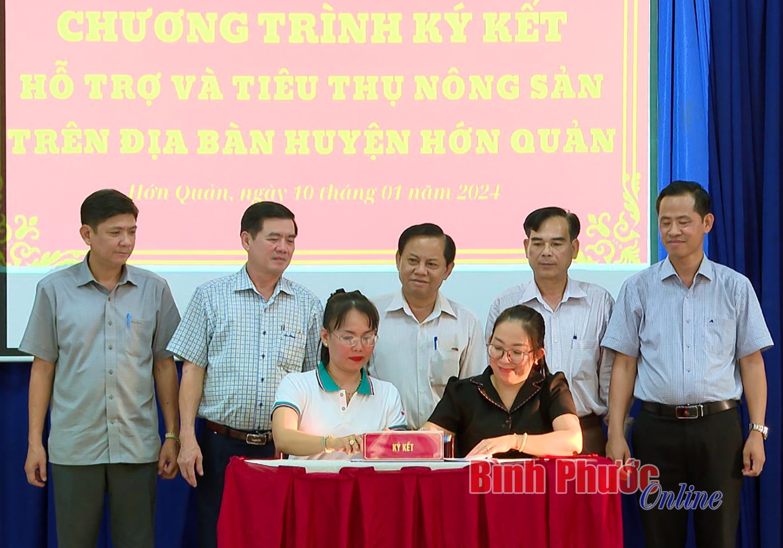 Hội nông dân huyện Hớn Quản ký kết chương trình phối hợp với Hội nông dân TP. Đồng Xoài. Ảnh: Báo Bình Phước.
