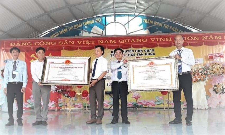 Trường THCS Tân Hưng đã tổ chức Lễ đón Bằng công nhận Trường đạt chuẩn Quốc gia mức độ 1, đạt chuẩn kiểm định chất lượng giáo dục cấp độ 2.