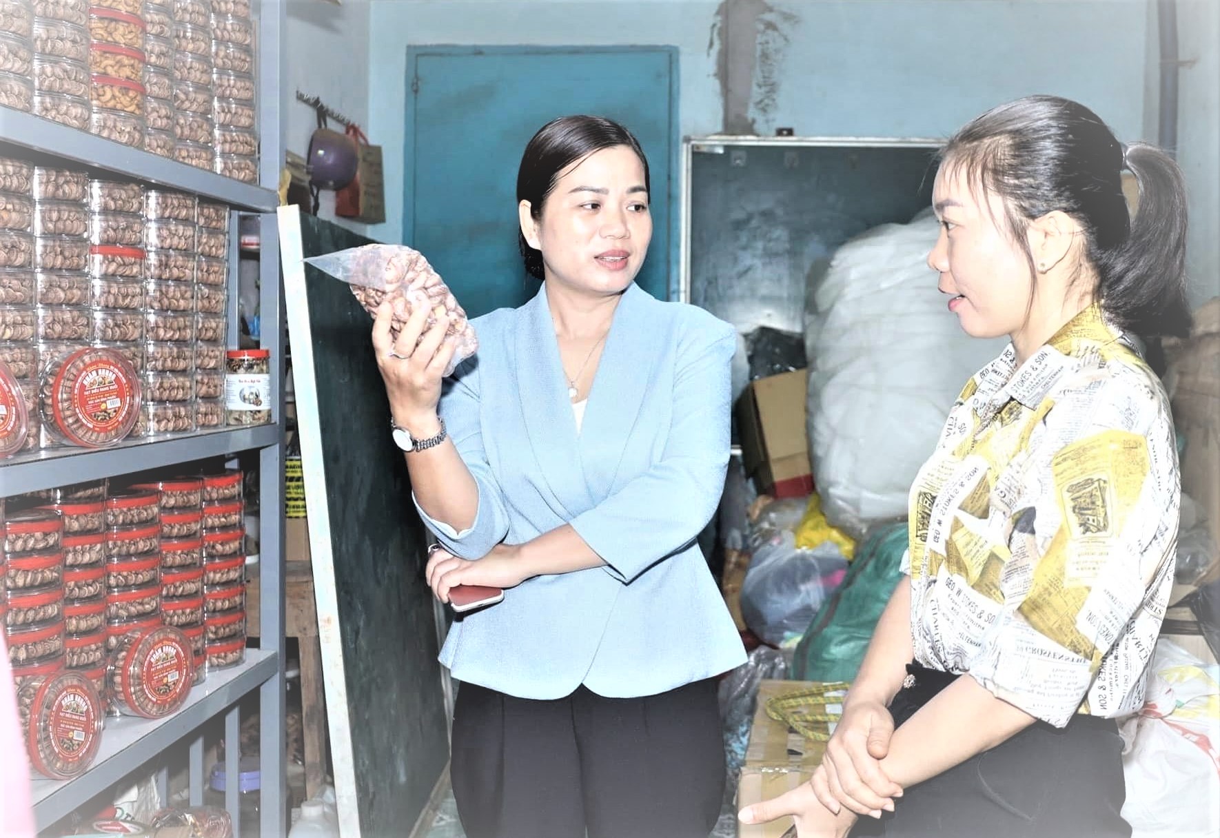 TUV, Bí thư Huyện ủy Quách Thị Ánh thăm cơ sở sản xuất cafe Nhâm Nhung có sản phẩm OCOP.