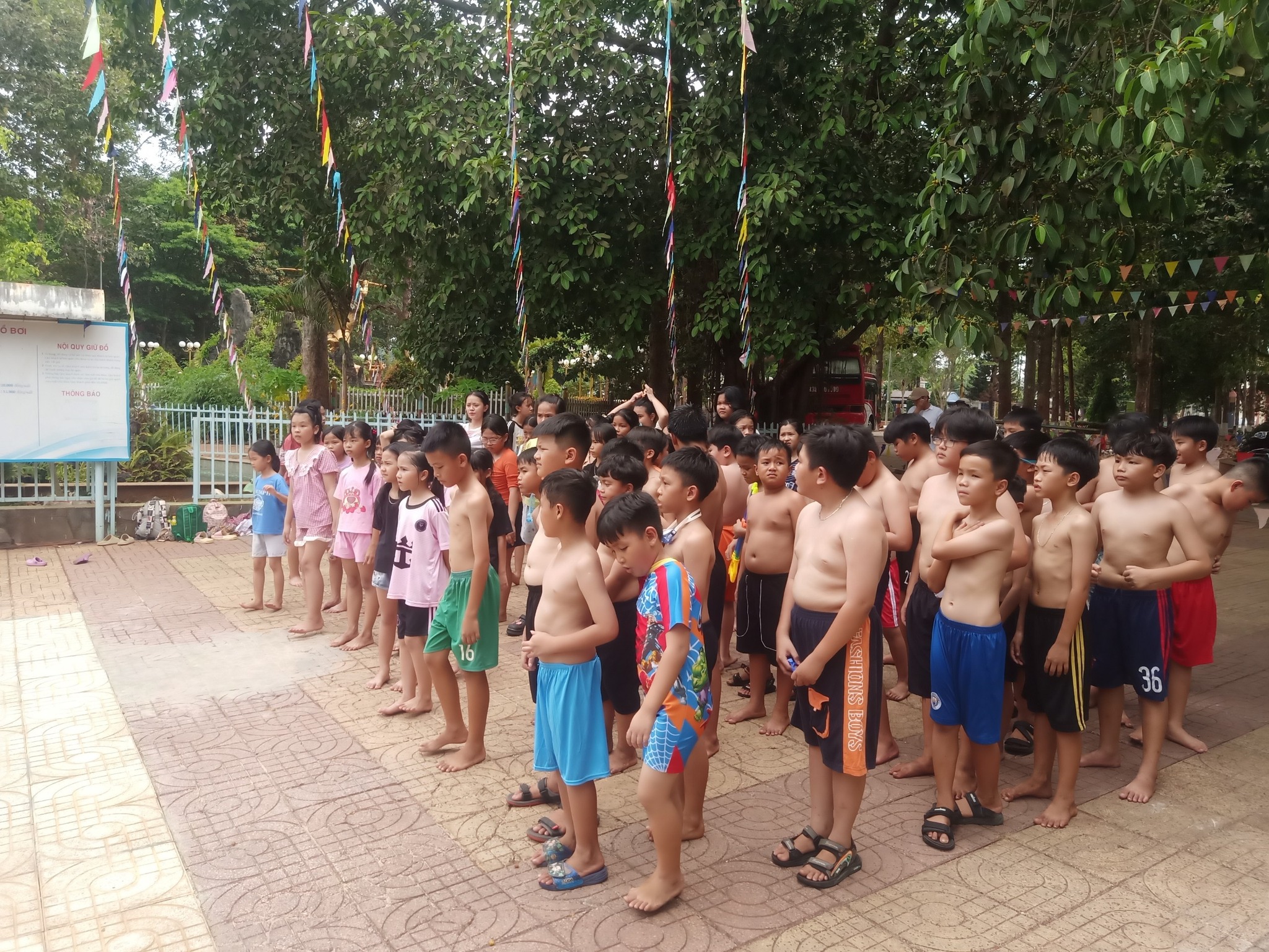Tập huấn kĩ năng bơi lội và phòng, chống đuối nước cho học sinh tại Trường TH Tân Khai B