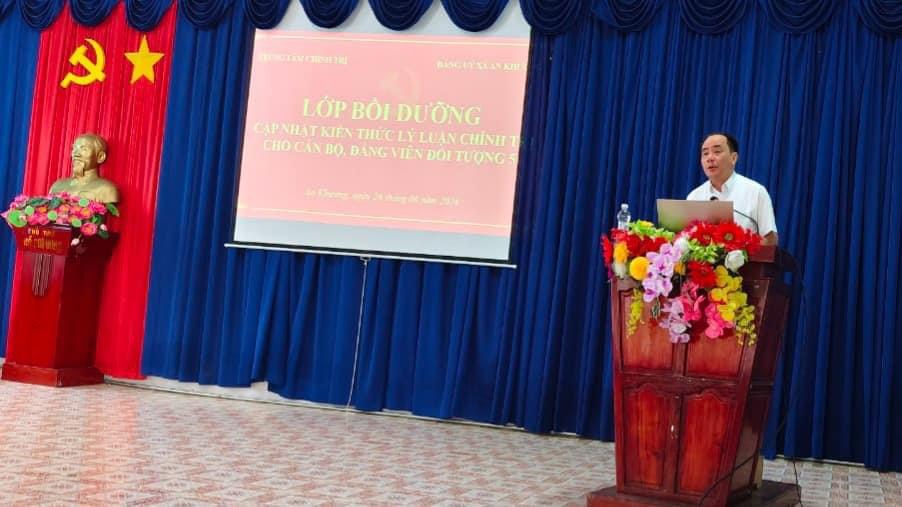 Đồng chí Trịnh Thế Sơn Trưởng BTGHU, GĐ TTCT huyện triển khai chuyên đề tại lớp BD, cập nhật kiến thức