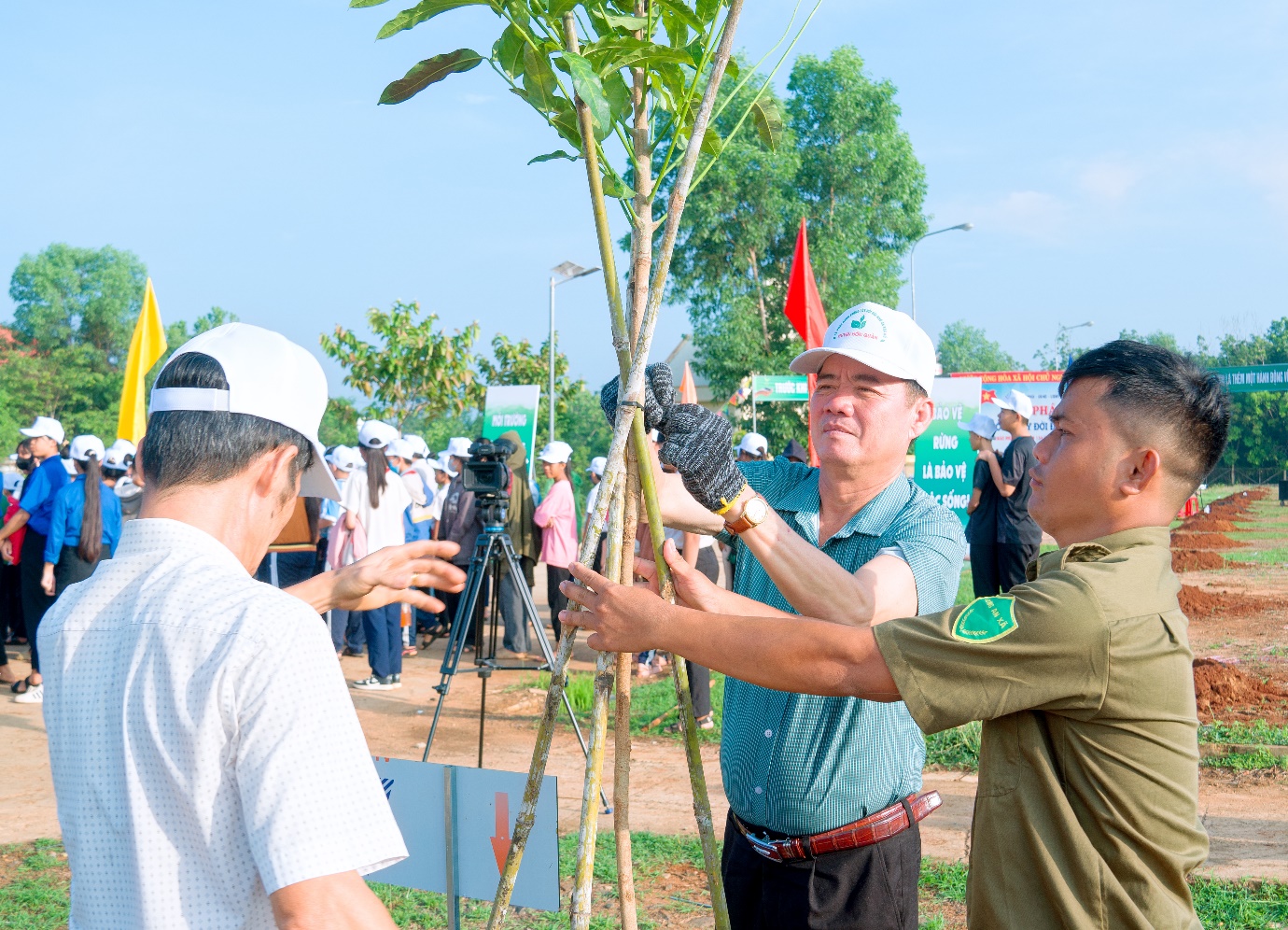 Đồng chí Phạm Thành Chung, Phó Bí thư thường trực Huyện ủy trồng cây tại lễ phát động trồng cây "đời đời nhớ ơn Bác Hồ" năm 2024 tại xã An Khương. Ảnh: Quý Son.