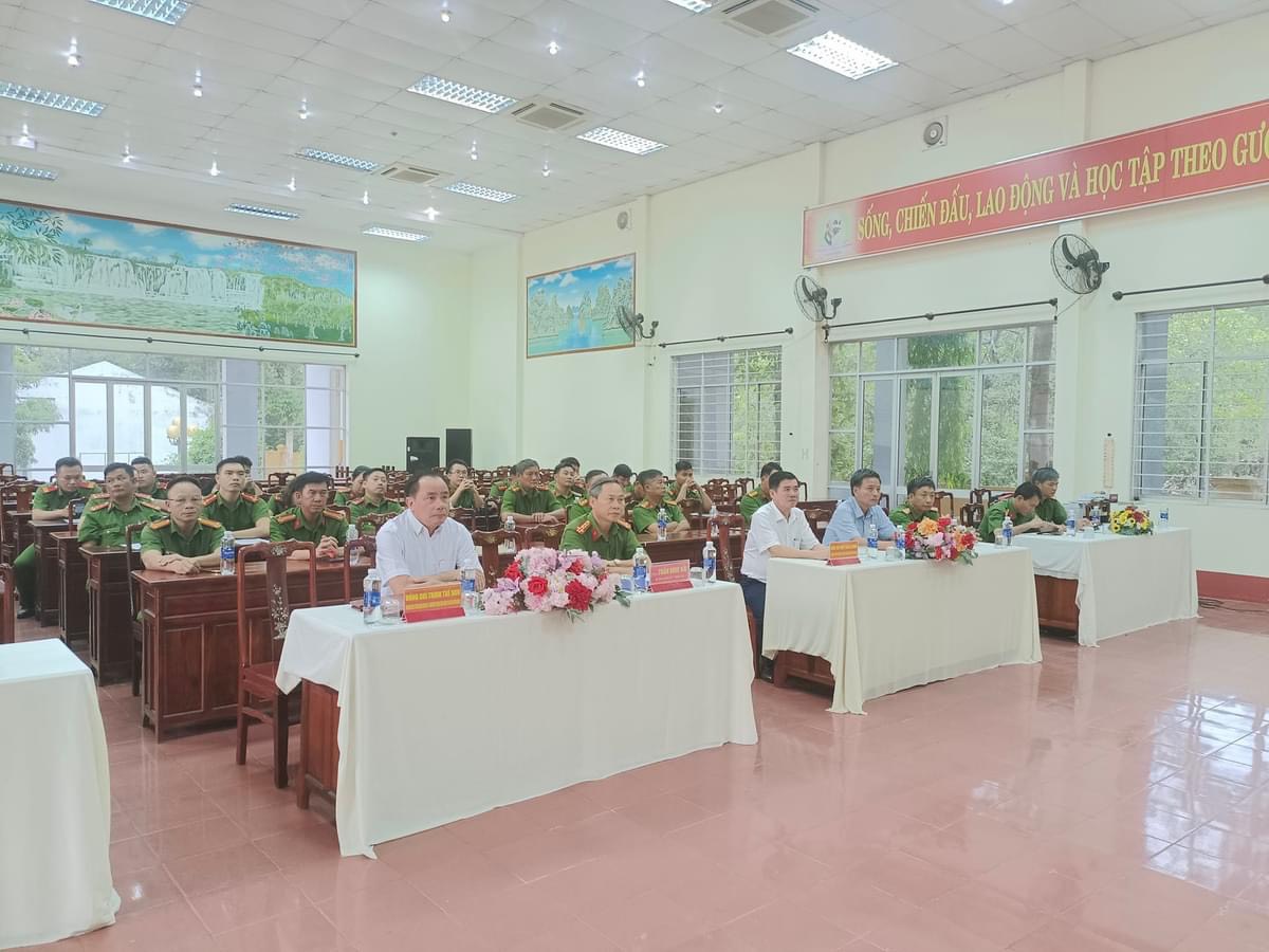 Các đại biểu dự Lễ bế giảng lớp Sơ cấp Chính trị cho các học viên là cán bộ, chiến sỹ trại giam Tống Lê Chân