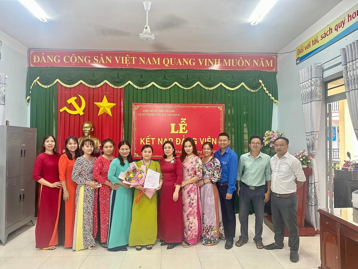 Trường TH Tân Khai B tổ chức Lễ kết nạp đảng viên và trao quyệt định công nhận đảng viên chính thức