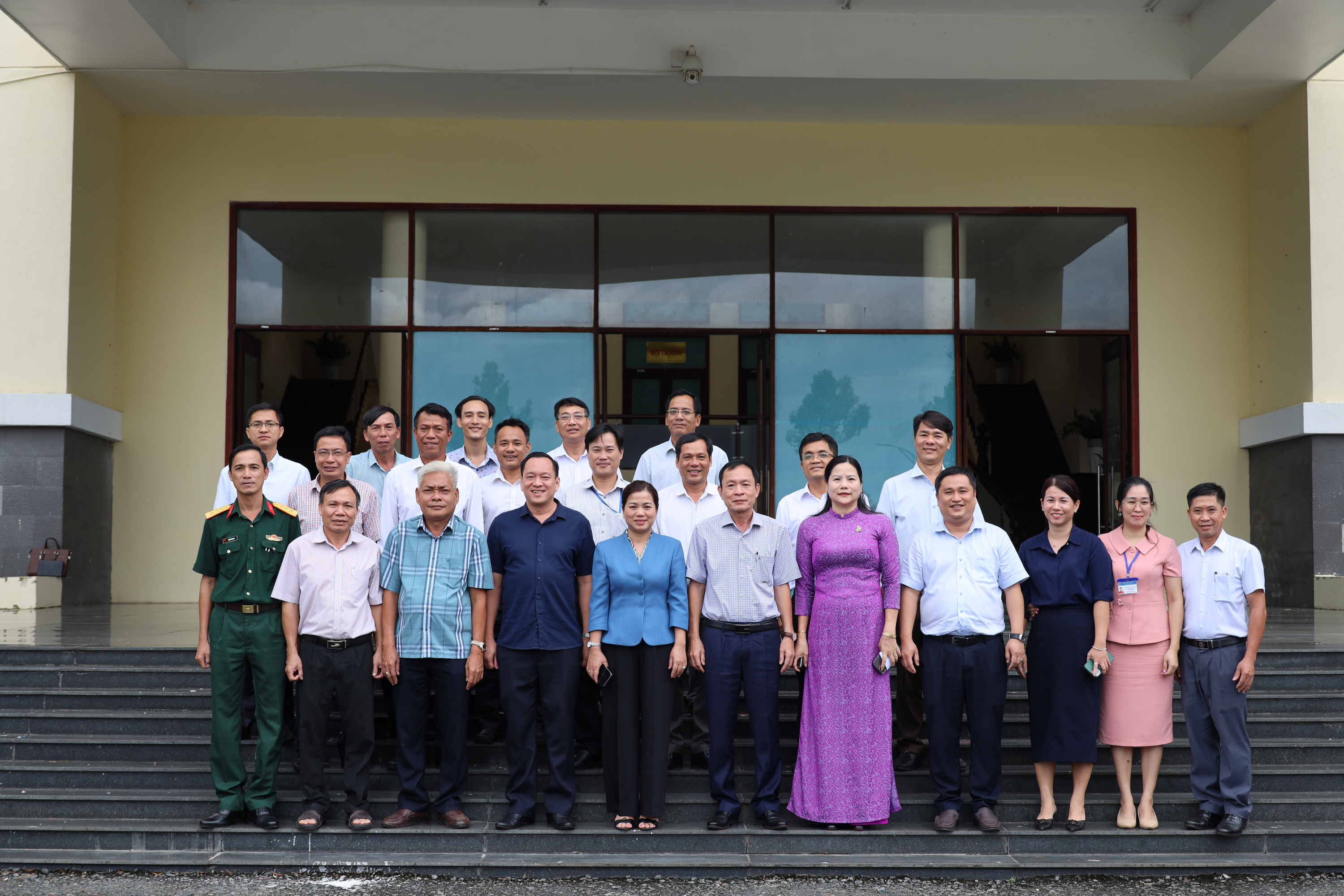 HỚN QUẢN HỌP BÀN GIAO NHIỆM VỤ CỦA CHỦ TỊCH UBND HUYỆN CHO PHÓ CHỦ TỊCH UBND HUYỆN NGUYỄN VĂN HẠ