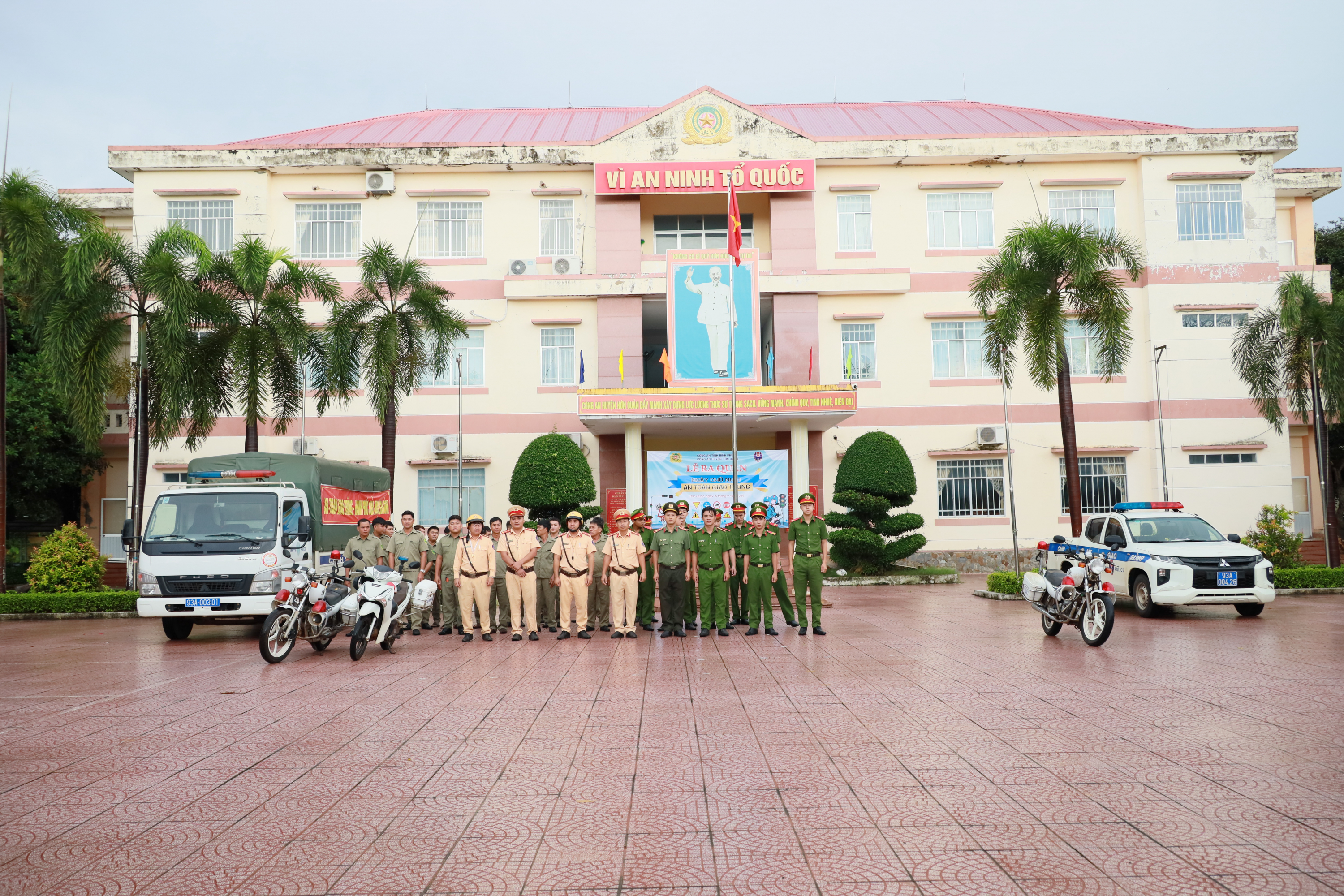 CÔNG AN HUYỆN HỚN QUẢN PHÁT ĐỘNG RA QUÂN “NGÀY CHỦ NHẬT AN TOÀN GIAO THÔNG” TRÊN ĐỊA BÀN HUYỆN