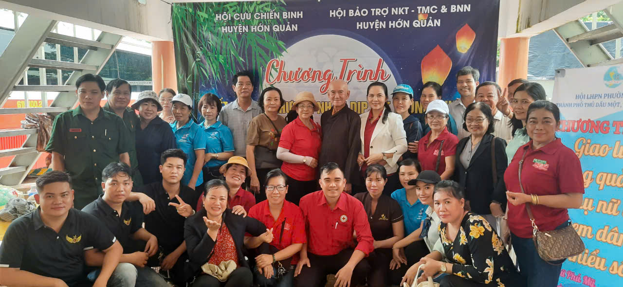 200 PHẦN QUÀ TRUNG THU CHO TRẺ EM ẤP BÙ DINH XÃ THANH AN