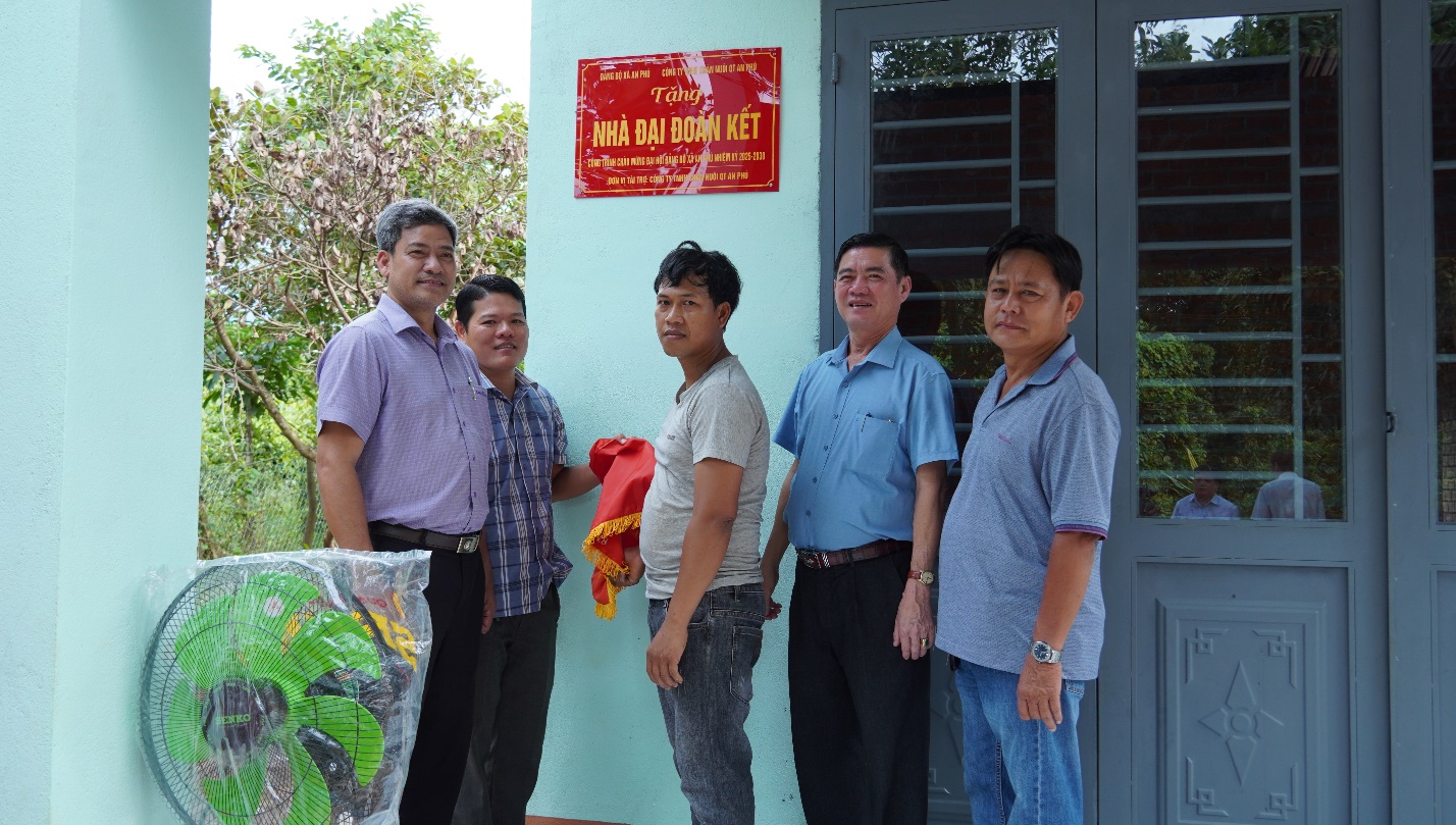 AN PHÚ TRAO NHÀ ĐẠI ĐOÀN KẾT CHO HỘ NGHÈO, CHUNG TAY VÌ CỘNG ĐỒNG