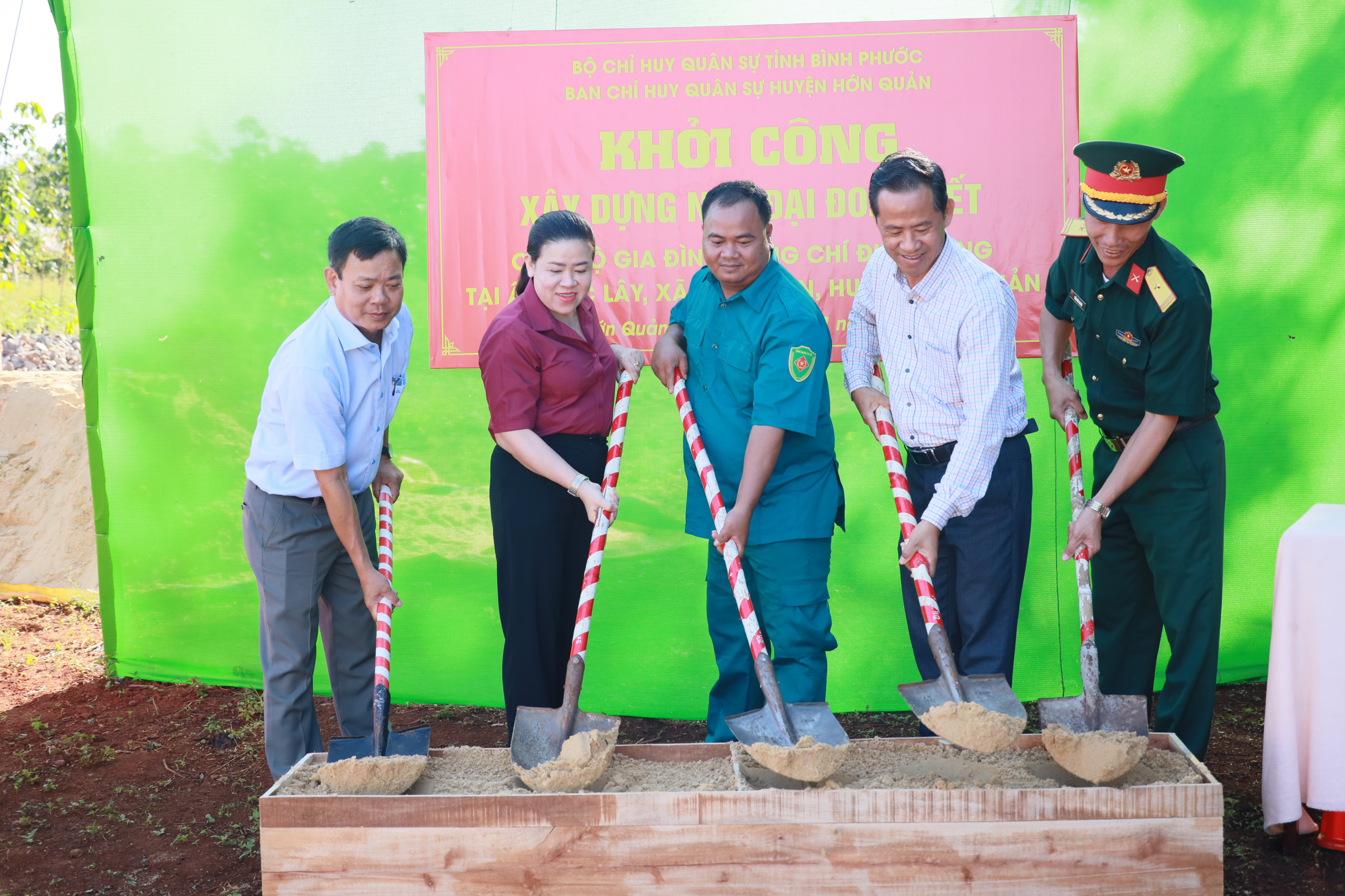 BAN CHỈ HUY QUÂN SỰ HUYỆN KHỞI CÔNG XÂY DỰNG “NHÀ ĐẠI ĐOÀN KẾT”