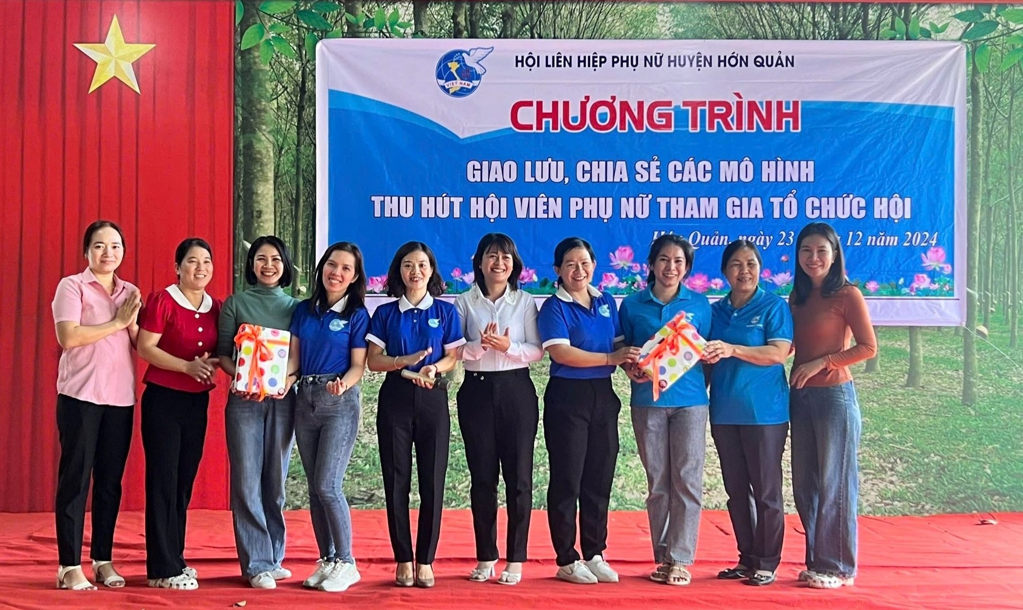 Hội LHPN huyện tặng quà cho các chị em tham gia các phần thi có giải tại chương trình. Ảnh: Hội LHPN huyện.