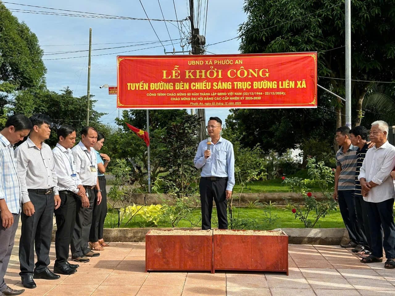 Lễ khởi công dự án tuyến đường đèn chiếu sáng trục đường liên xã qua 2 ấp Tổng Cui Lớn và Tổng Cui Nhỏ. Ảnh: xã Phước An.