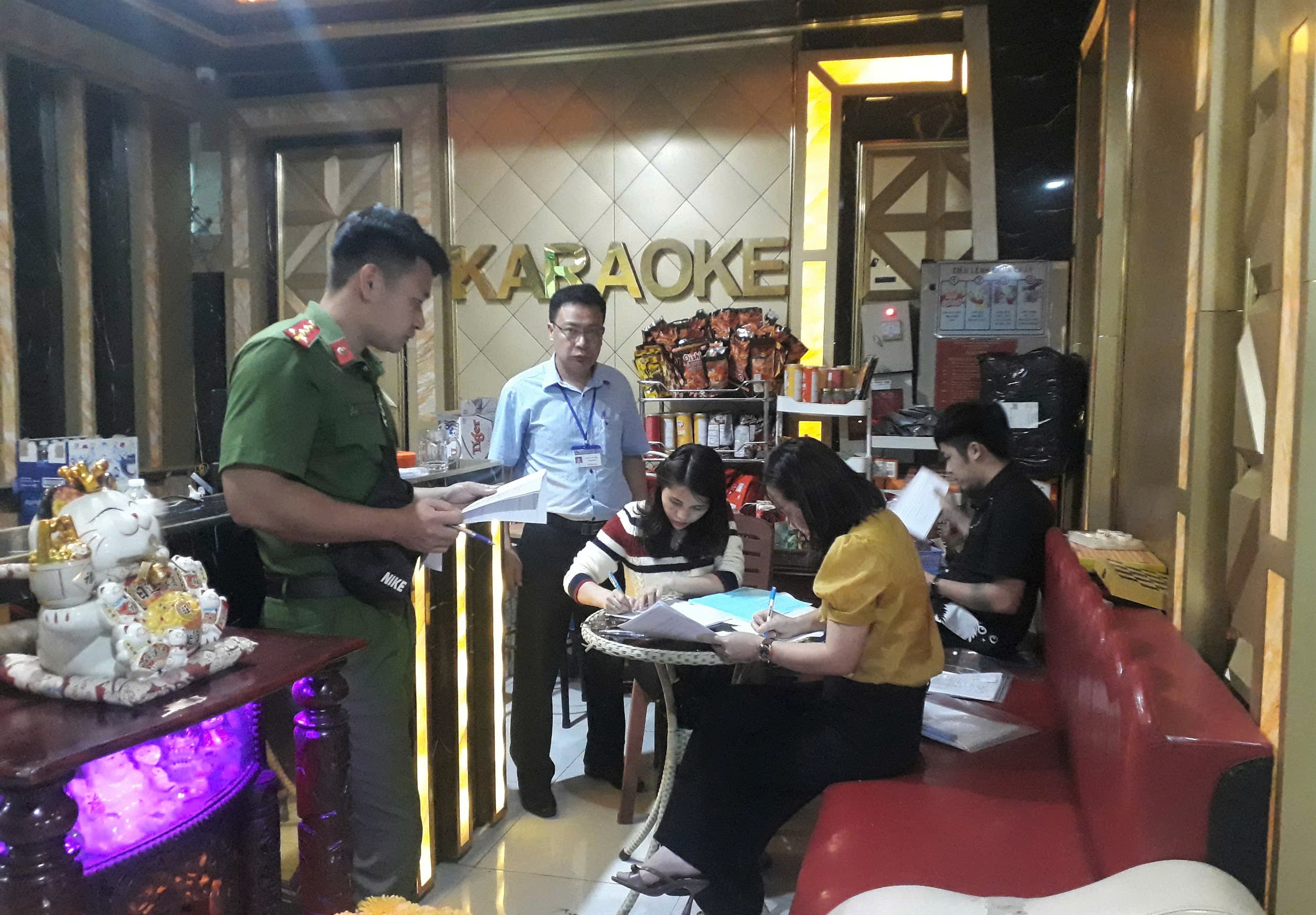 Đội kiểm tra liên ngành của huyện, đã tiến hành kiểm tra cơ sở kinh doanh karaoke Z68. Ảnh: Phòng Văn hóa - Thông tin.