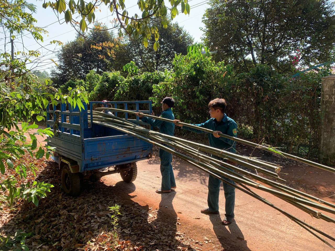 Các bạn thanh niên huyện Hớn Quán đang tích cực chuẩn bị cho tổ chức Hội trại tòng quân năm 2025. Ảnh: Huyện Đoàn.