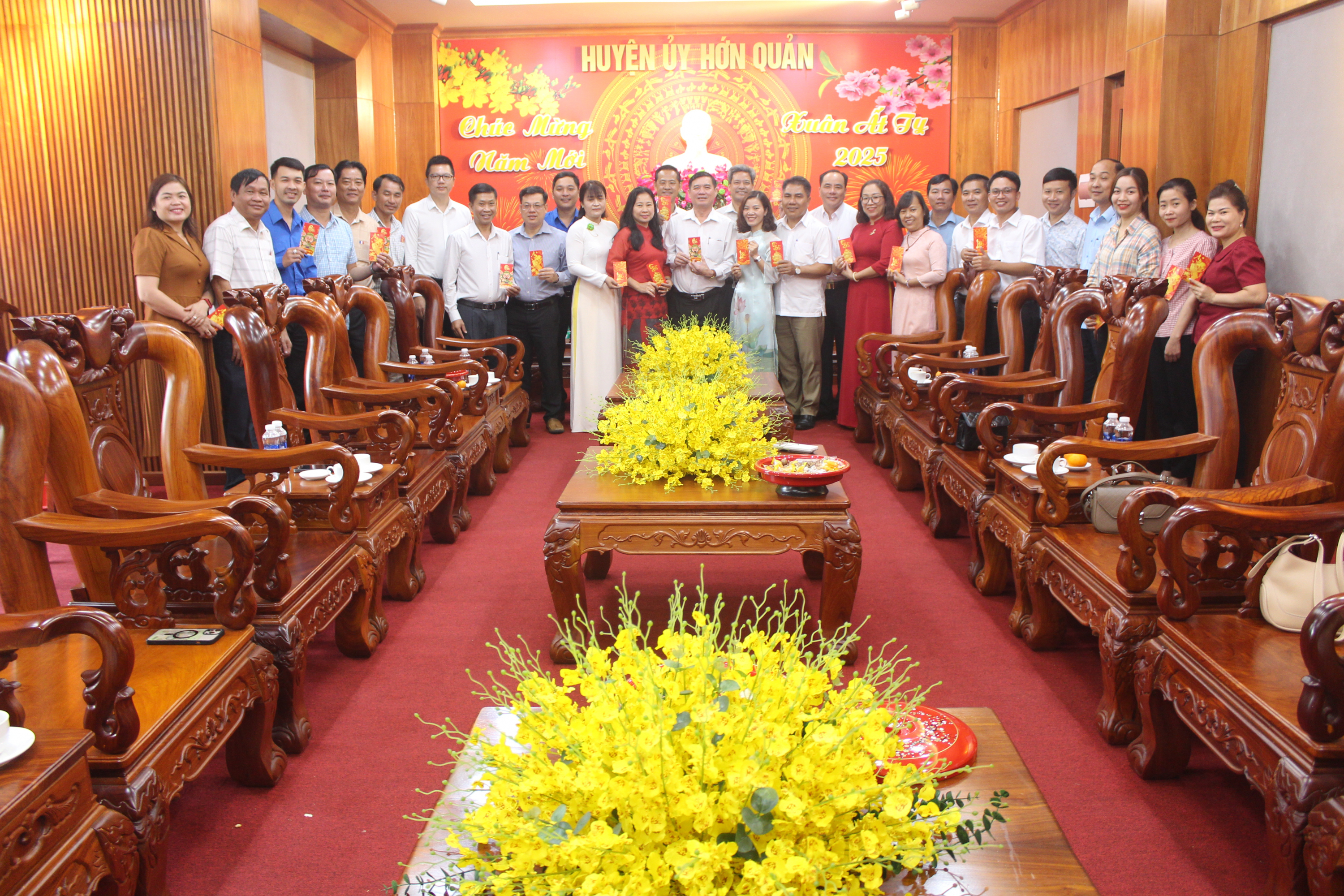 HỌP MẶT LÃNH ĐẠO CÁC CƠ QUAN KHỐI ĐẢNG, ĐOÀN THỂ HUYỆN NHÂN DỊP ĐẦU XUÂN ẤT TỴ 2025