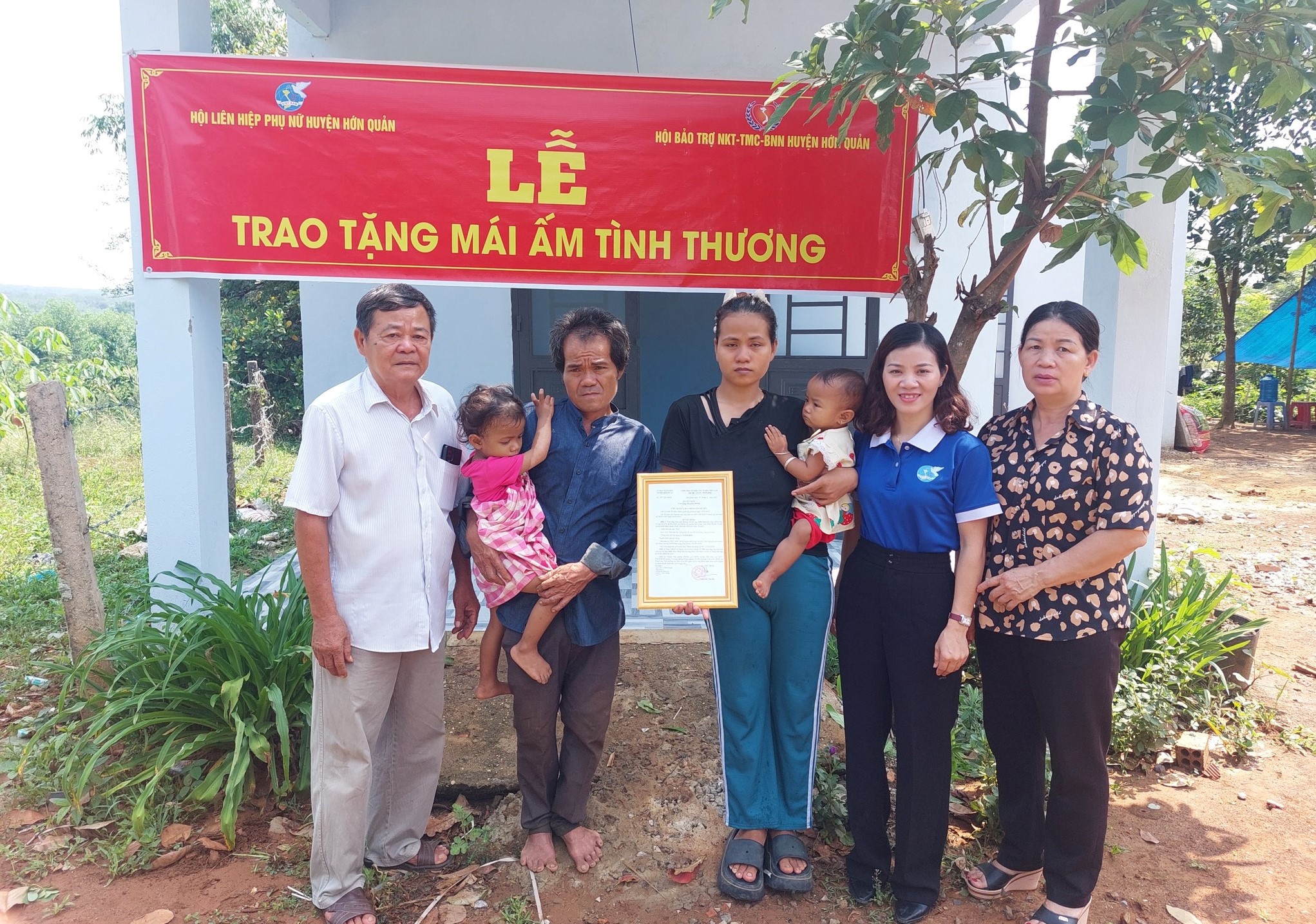 Trao tặng nhà đại đoàn kết cho ông Điểu Son.