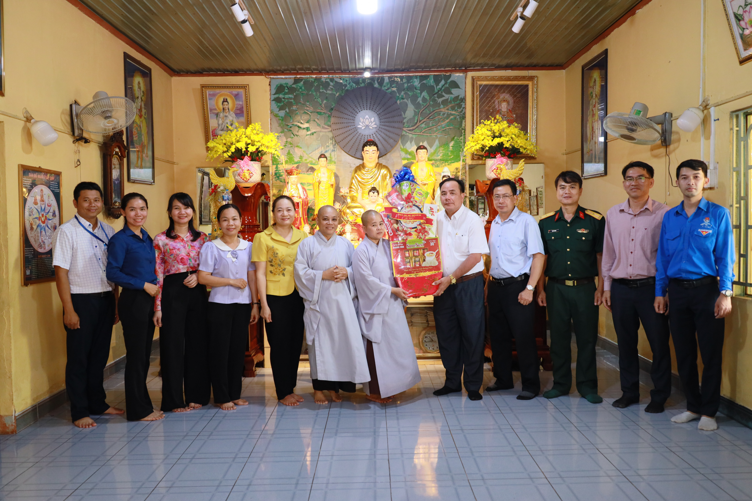LÃNH ĐẠO HUYỆN THĂM, TĂNG QUÀ CHÚC MỪNG CÁC CƠ SỞ PHẬT GIÁO TRÊN ĐỊA BÀN HUYỆN