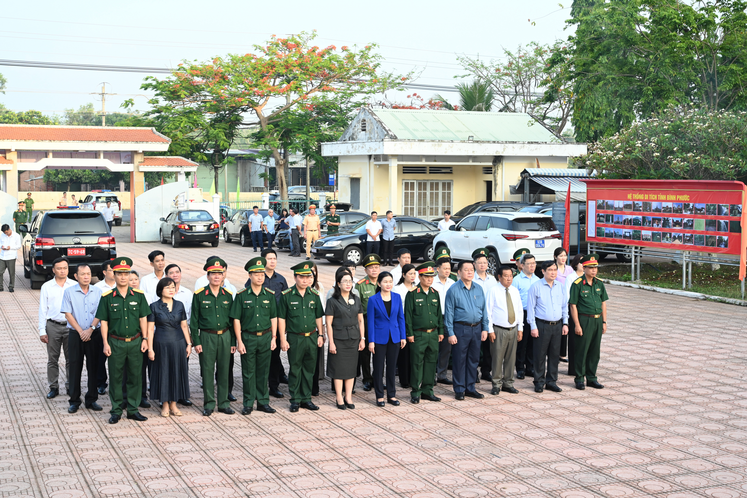 TRƯỞNG BAN TUYÊN GIÁO VÀ DÂN VẬN TRUNG ƯƠNG DÂNG HƯƠNG TƯỞNG NIỆM TẠI TƯỢNG ĐÀI CHIẾN THẮNG CHỐT CHẶN TÀU Ô