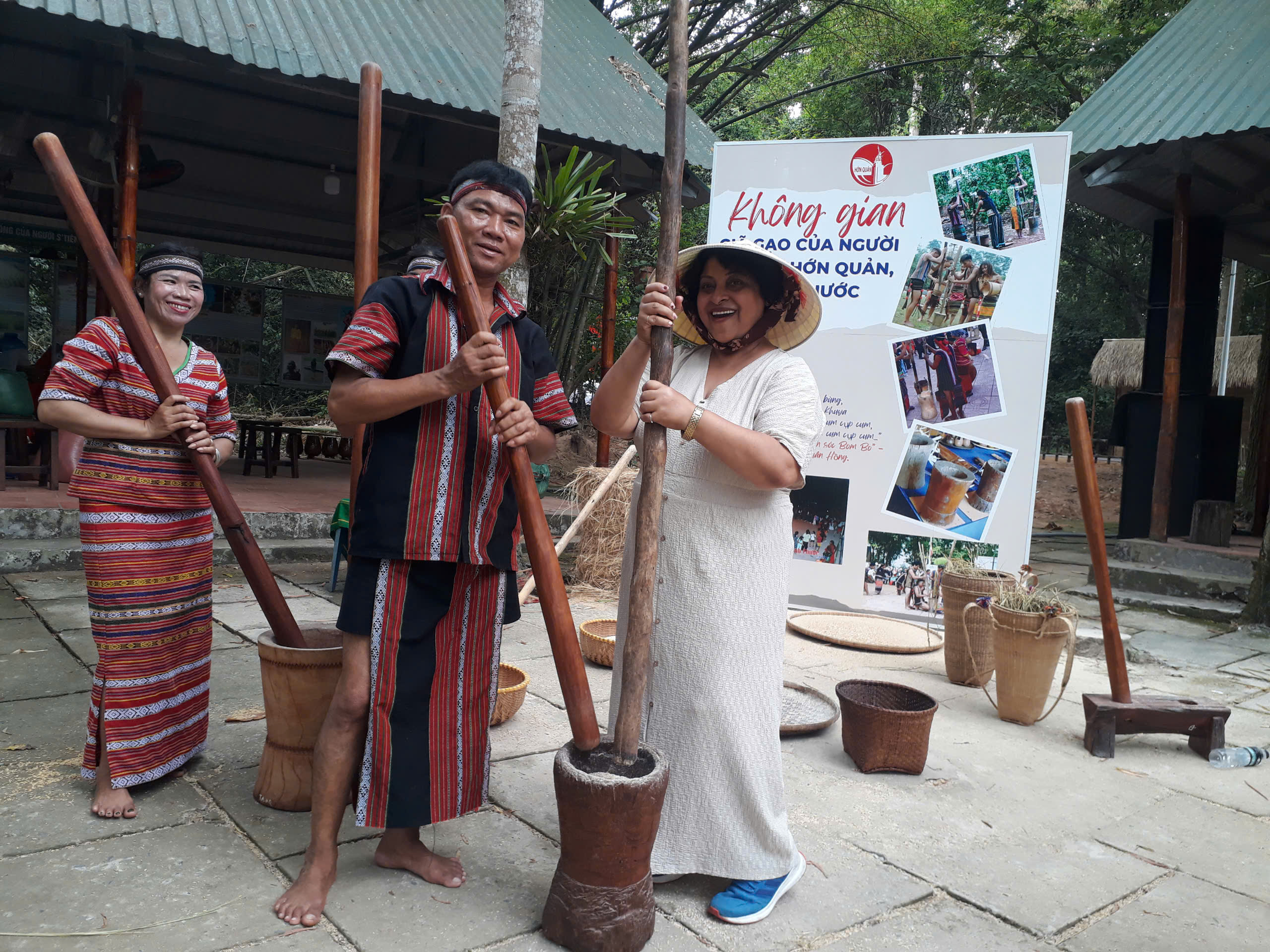 Du khách nước ngoài chụp hình lưu niệm với bà con đồng bào người S'Tiêng huyện Hớn Quản.