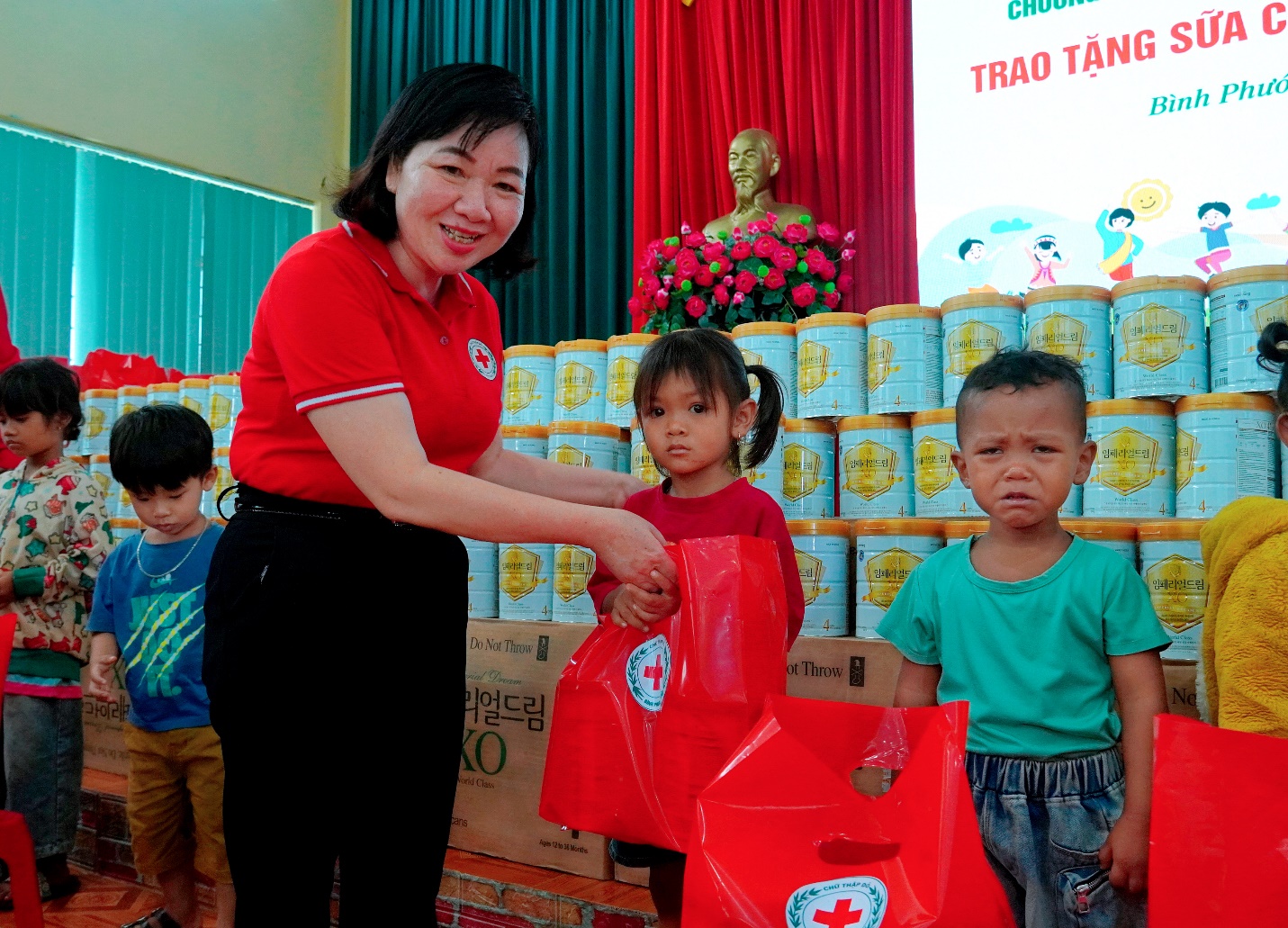 TRAO HƠN 400 TRIỆU ĐỒNG SỮA DINH DƯỠNG CHO TRẺ EM KHÓ KHĂN TẠI HỚN QUẢN