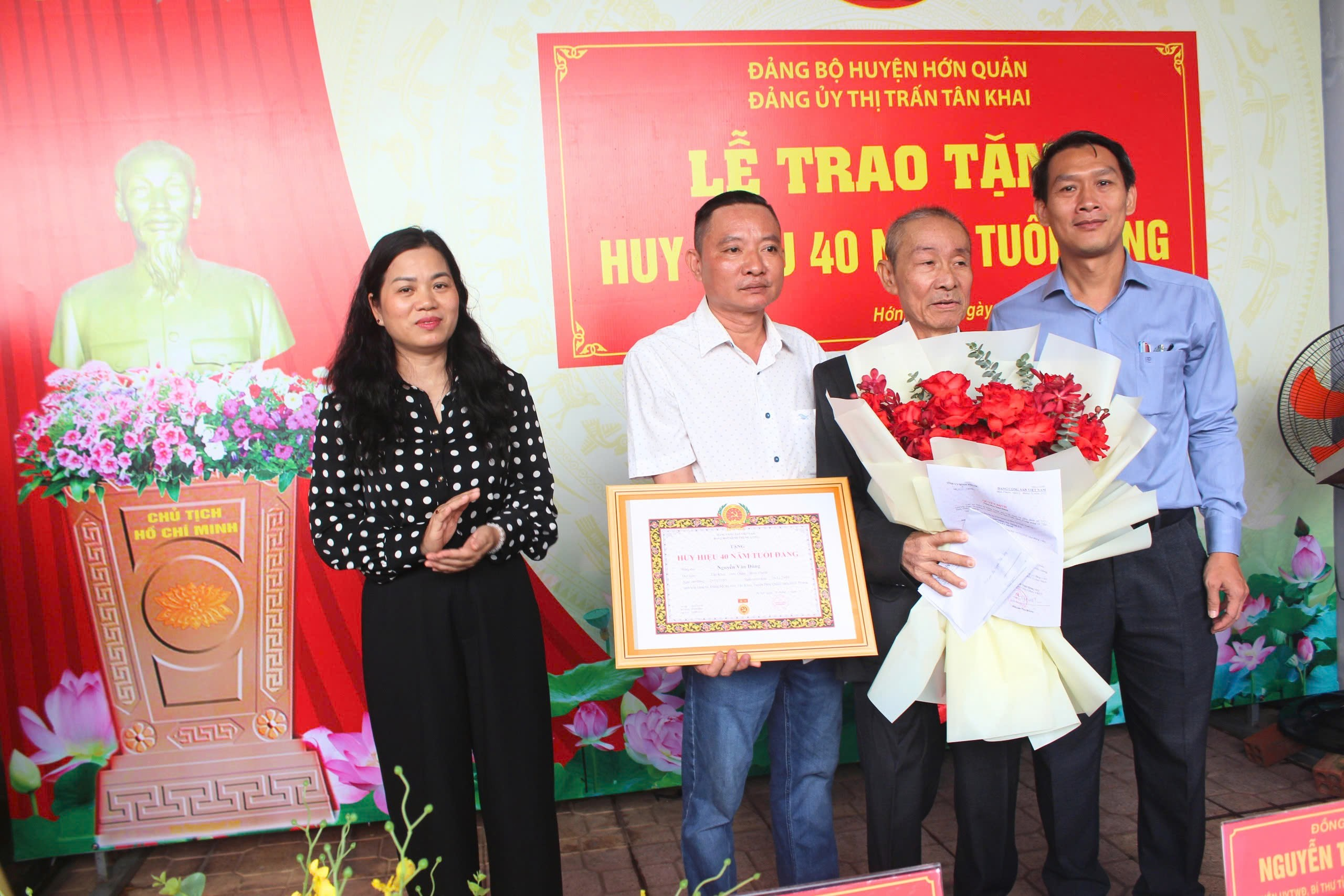 NGUYÊN TRƯỞNG BAN TỔ CHỨC TỈNH ỦY NGUYỄN VĂN DŨNG NHẬN HUY HIỆU 40 NĂM TUỔI ĐẢNG