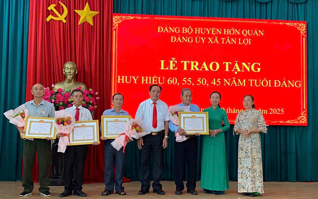 Đảng ủy xã Tân Lợi trao tặng huy hiệu đảng  đợt 19/5 cho 04 đảng viên. Ảnh: Xã Tân Lợi.