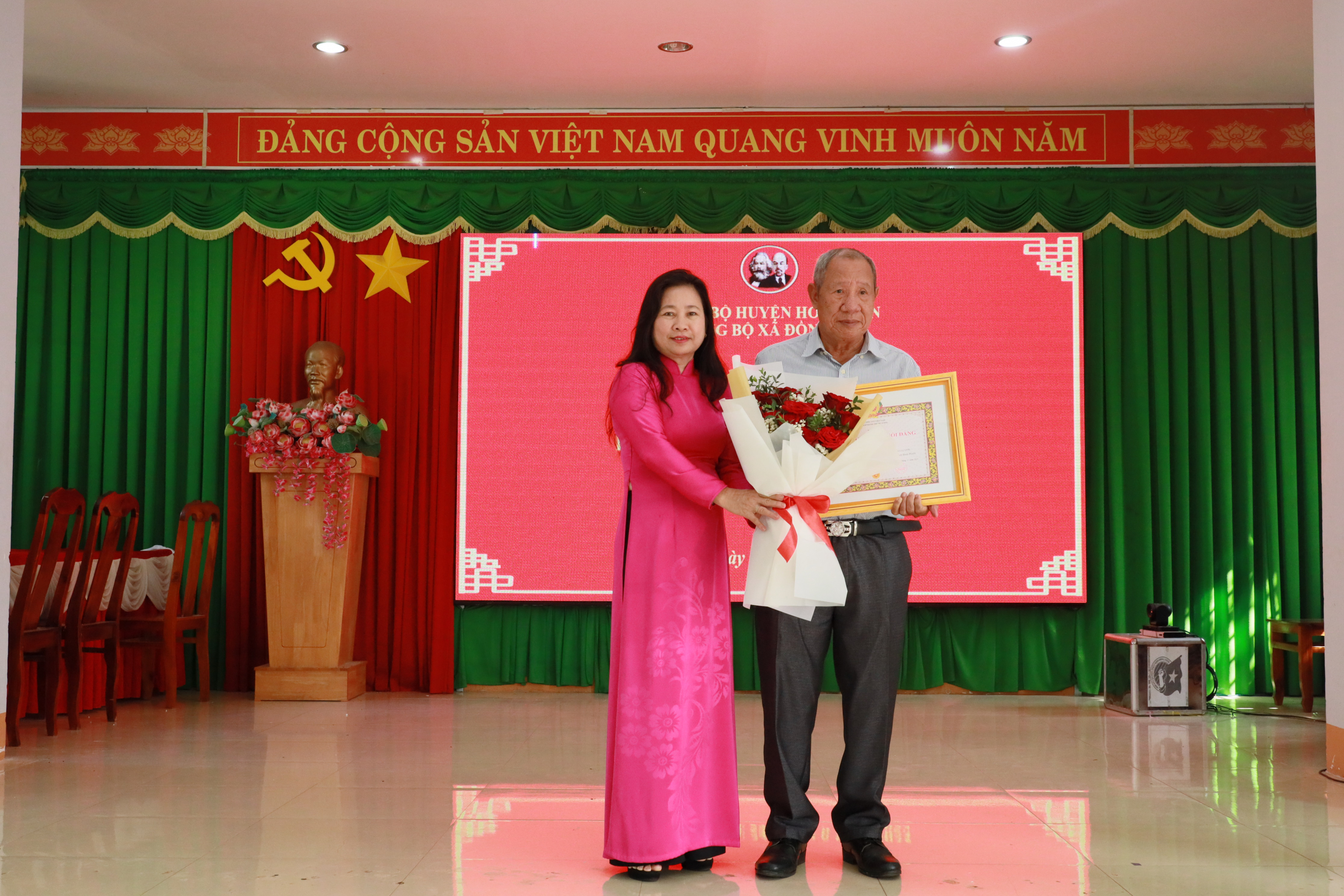 ĐỒNG NƠ TRAO TẶNG HUY HIỆU 55 NĂM TUỔI ĐẢNG