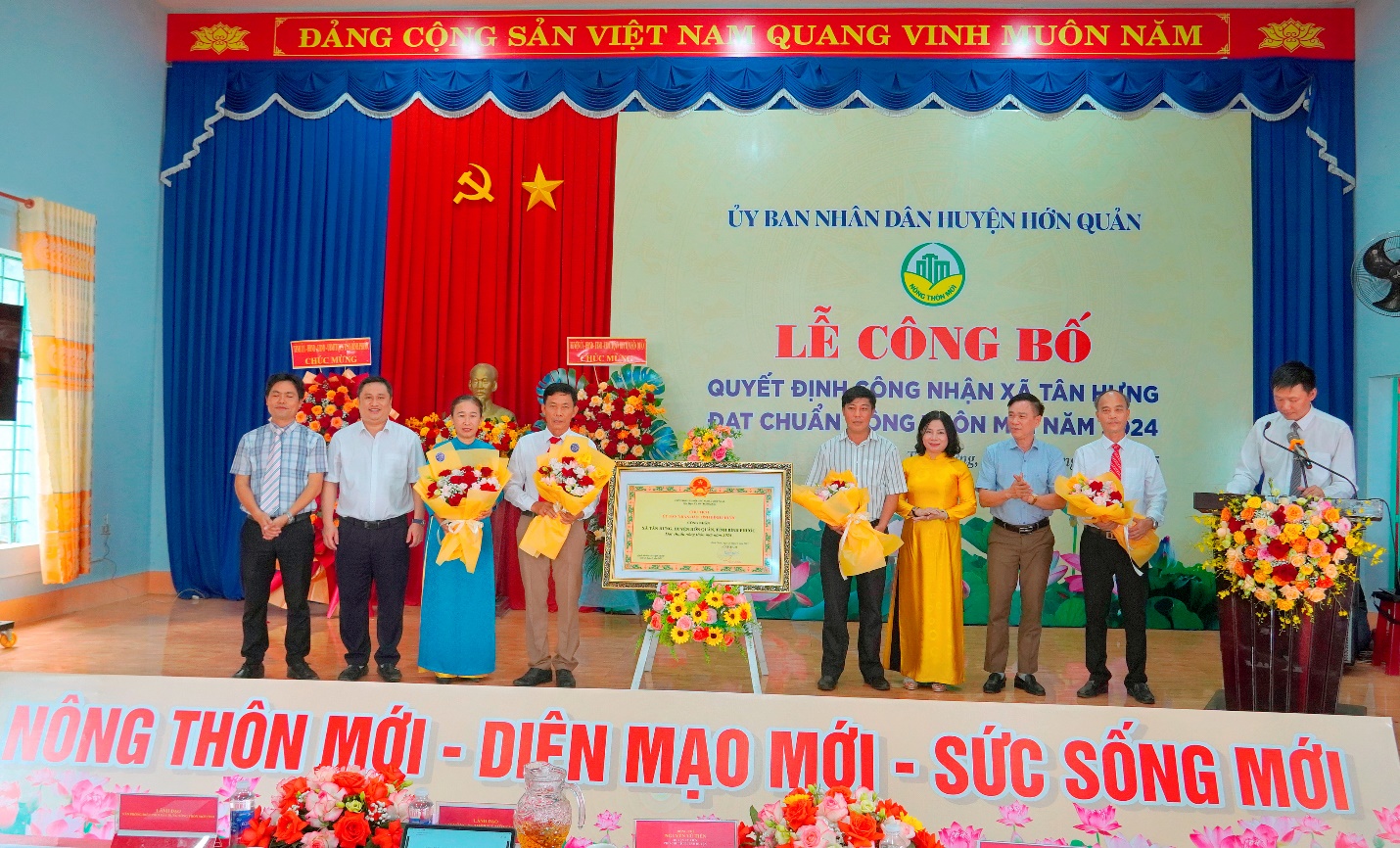 XÃ TÂN HƯNG ĐÓN NHẬN QUYẾT ĐỊNH CÔNG NHẬN ĐẠT CHUẨN NÔNG THÔN MỚI NĂM 2024