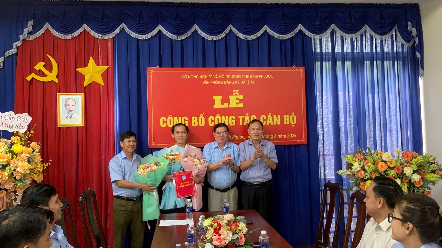 LỄ TRAO QUYẾT ĐỊNH BỔ NHIỆM LẠI GIÁM ĐỐC CHI NHÁNH VĂN PHÒNG ĐĂNG KÝ ĐẤT ĐAI HUYỆN HỚN QUẢN