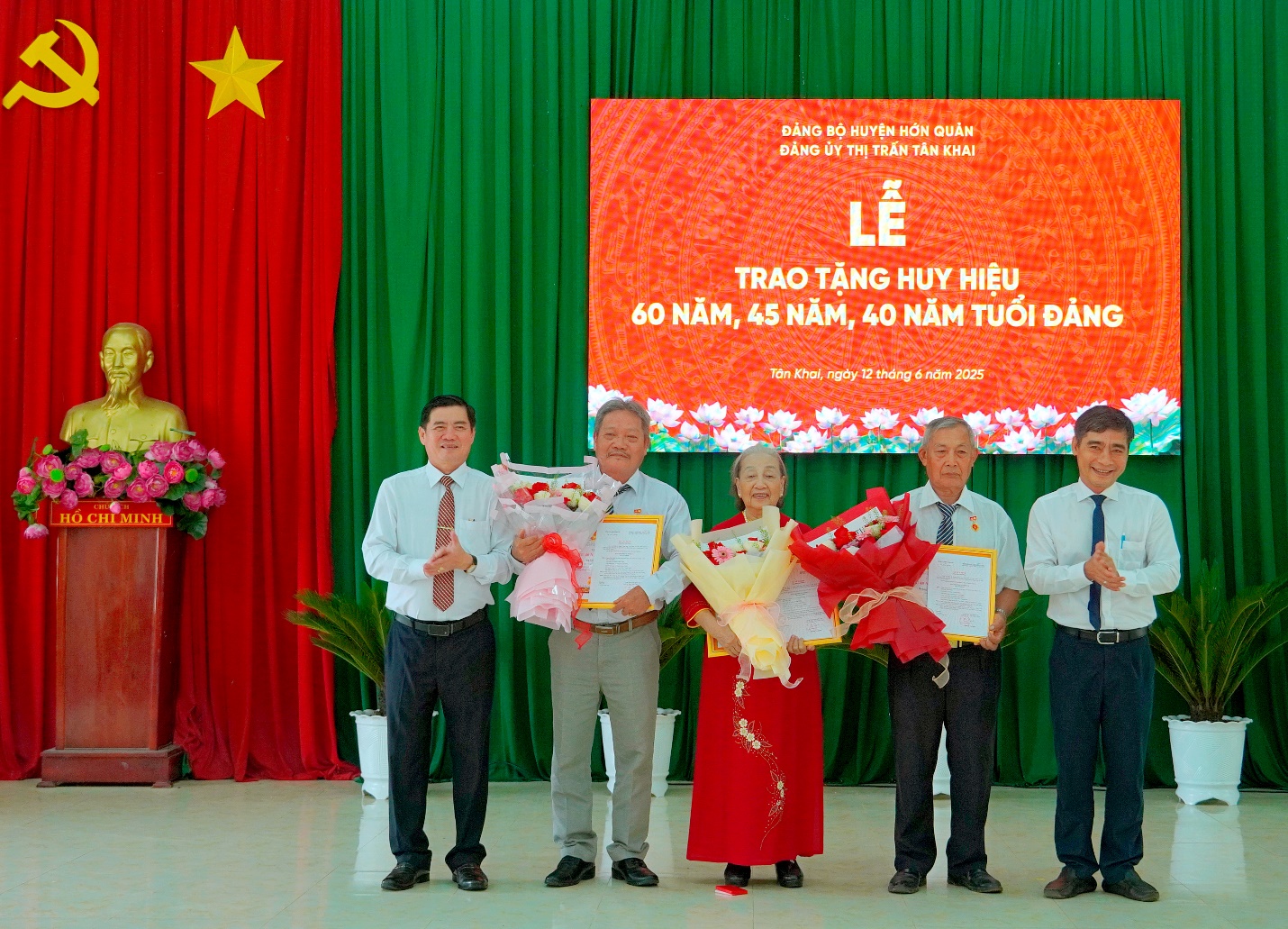 TÂN KHAI: TRAO HUY HIỆU ĐẢNG ĐỢT 19/5/2025 CHO BA ĐẢNG VIÊN